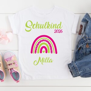 T-Shirt zur Einschulung Schulkind 2026 mit Namen Regenbogen / Schulkind T-Shirt / Erster Schultag / T-Shirt Erster Schultag grün-pink