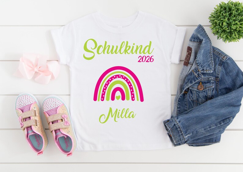 T-Shirt zur Einschulung Schulkind 2026 mit Namen Regenbogen / Schulkind T-Shirt / Erster Schultag / T-Shirt Erster Schultag grün-pink