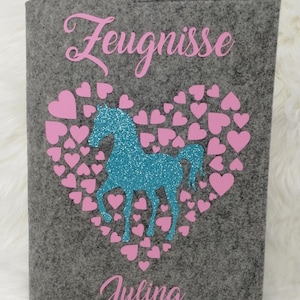 Zeugnismappe Herz mit Pferd und Namen aus Filz, Zeugnishülle, Dokumentmappe mit Wunschtext DIN A4