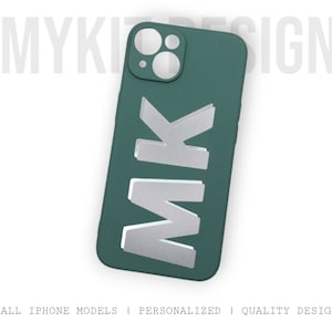 Gepersonaliseerde donkergroen iPhone 14-hoesje met zilveren en witte 3D-initialen | Telefoonhoes met gepersonaliseerd monogram voor alle iPhone-modellen - geweldig cadeau!
