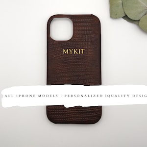 Luxueuse coque de téléphone végétalienne personnalisée en peau de crocodile marron foncé, coque pour iPhone 16/15/14/13/12/11/XR/X/8/7 avec initiales, l'idée cadeau parfaite