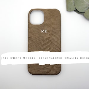 Op maat gemaakt bruin iPhone-hoesje - designercover met reliëf monogram voor iPhone 16, 15, 14, 13, 12, 11, Xr, X, 8, 7, Mini, Pro, Max