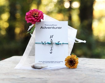 Pulsera de hilo de libélula azul agua, hilo azul agua y dije de libélula plateada