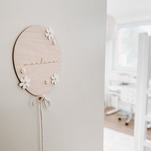 Plaque de porte personnalisée, ballon porte-nom, fleur de marguerite, ballon avec nom, lettrage en bois, décoration chambre d'enfant, cadeau de naissance