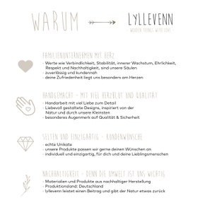 Puede incluir: Un gr&aacute;fico con el texto "WARUM" y una flecha apuntando hacia la derecha, seguido del texto "LYLLEVENN - WOODEN THINGS WITH LOVE -" y una lista de razones por las que la empresa es &uacute;nica. Las razones incluyen: Empresa familiar con coraz&oacute;n, hecho a mano con amor y calidad, raro y &uacute;nico, y sostenible.