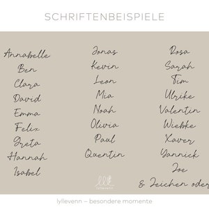 Puede incluir: Una lista de nombres escritos en letra cursiva, incluyendo Annabelle, Ben, Clara, David, Emma, Felix, Greta, Hannah, Isabel, Jonas, Kevin, Leon, Mia, Noah, Olivia, Paul, Quentin, Rosa, Sarah, Sim, Ulrike, Valentin, Wiebke, Xaver, Yannick y Zoe. El texto "SCHRIFTENBEISPIELE" est&aacute; en la parte superior de la imagen, y el texto "& Zeichen oder ♡" est&aacute; en la parte inferior de la imagen.