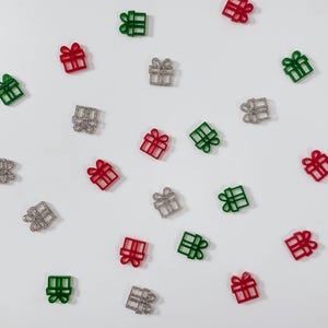 I coriandoli con regali sono la decorazione sparsa perfetta per Natale, una moderna decorazione da tavolo per decorazioni natalizie o decorazioni per torte