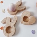 Personalisierte Eierbecher aus Holz – Herz & Hasen Design, nachhaltig, lebensmittelecht, personalisierbar, Tischdeko Frühstück, Oster Deko product logo
