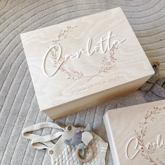 Erinnerungskiste Baby personalisiert mit Acryl 3D-Namen – Holzkiste mit Gravur – Geschenk zur Geburt, Taufe, Hochzeit, Erinnerungsbox Baby