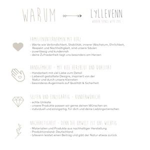 Puede incluir: Un gr&aacute;fico con el texto "WARUM" y una flecha apuntando hacia la derecha, seguido del texto "LYLLEVENN - WOODEN THINGS WITH LOVE -" y una lista de razones por las que la empresa es &uacute;nica. Las razones incluyen: "Empresa familiar con coraz&oacute;n", "Hecho a mano con amor y calidad", "Raro y &uacute;nico - deseos del cliente", y "Sostenibilidad - porque el medio ambiente es importante para nosotros".