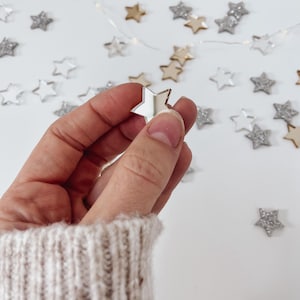 Confetti voor Kerstmis is de perfecte sierdecoratie, sterren acryl als moderne tafeldecoratie, ook als taartdecoratie, tafelconfetti