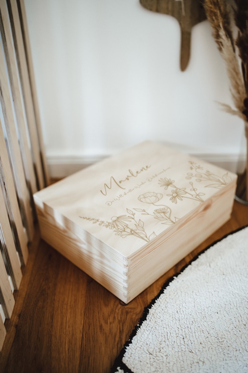 Personalisierte Holzkiste WILDBLUMEN Erinnerungskisten Holz graviert Erinnerungsbox Geburtsgeschenk Baby image 1