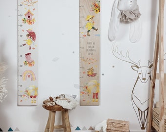 Puede incluir: Dos tablas de crecimiento de madera con ilustraciones de niños y diseños de otoño. La tabla de la izquierda está etiquetada como "Elva-Calla 20.02.2021" y la tabla de la derecha está etiquetada como "JOHANN".