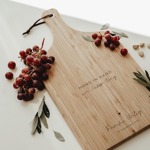 Schneidebrett personalisiert als Geschenk, Hand, Hochzeitsgeschenk, als Einzugsgeschenk, für Paare und Familien, Servierbrett aus Bambus