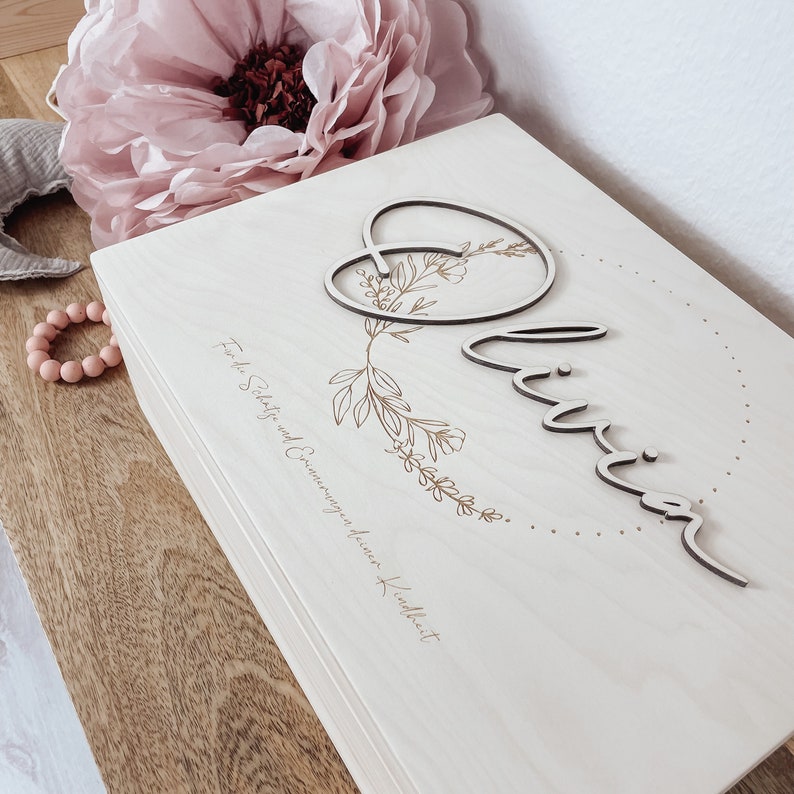 3D Erinnerungskiste Holzkiste personalisiert Blumenkranz personalisierte Erinnerungsbox Aufbewahrung Holzkiste Baby Bild 2