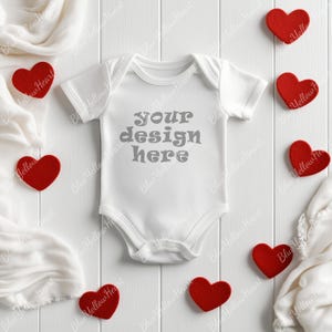 Mockup di body per neonati, Mockup di body bianco per neonati, Mockup di tutina per San Valentino, Mockup Flatlay Onesize, Bundle di mockup di body