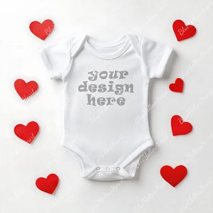 Mockup di body per neonati, Mockup di body bianco per neonati, Mockup di tutina di San Valentino con cuore, Mockup Flatlay Onesize, Bundle di mockup di body