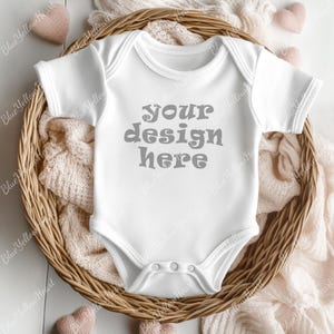 Mockup di body per neonati, Mockup di body bianco per neonati, Mockup di tutine per San Valentino, Mockup Flatlay Onesize, Bundle di mockup di body