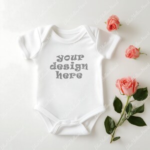Mockup di body per neonati, Mockup di body bianco per neonati, Mockup di tutine per San Valentino, Mockup Flatlay Onesize, Bundle di mockup di body