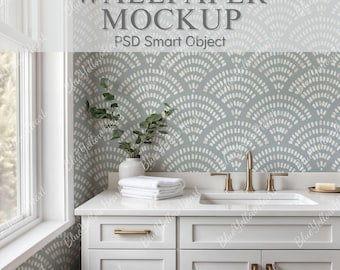 Könnte beinhalten: Badezimmer-Szene mit weißem Waschtisch, goldenen Armaturen und hellblauer Tapete mit weißem Fächer-Design. Der Text "WALLPAPER MOCKUP PSD Smart Object" ist sichtbar. Es gibt ein weißes Waschbecken, einen goldenen Wasserhahn und eine Vase mit Grün.
