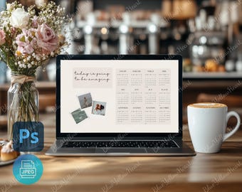 Mockup MacBooka PSD Photoshop, Szablon wyświetlacza laptopa do prezentacji produktów cyfrowych, Mockup MacBooka na drewnianym stole, Mockup przestrzeni roboczej kawiarni