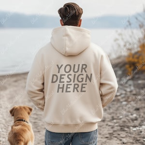 Sand Gildan 18500 Mockup, Gildan Man Mockup Back, Gildan 18500 Sweater Mock-up vista posteriore di una felpa con cappuccio da uomo, Felpe, Felpe con cappuccio colore beige