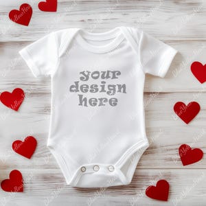 Mockup di body per neonati, Mockup di body bianco per neonati, Mockup di tutine per San Valentino, Mockup Flatlay Onesize, Bundle di mockup di body