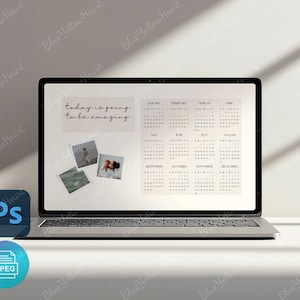 Könnte beinhalten: Ein Laptop-Bildschirm zeigt einen Kalender mit dem Text "today is going to be amazing" oben an. Der Kalender ist in 12 Monate unterteilt, wobei jeder Monat ein Raster mit Tagen hat. Der Laptop steht auf einer weißen Oberfläche.