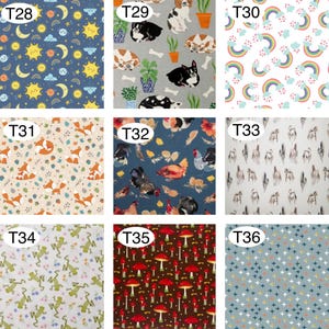 Peut inclure: Neuf &eacute;chantillons de tissu avec divers motifs. Les motifs comprennent des motifs c&eacute;lestes avec des lunes et des &eacute;toiles, des races de chiens, des arcs-en-ciel, des renards, des poulets, des chevaux, des champignons, des grenouilles et des formes g&eacute;om&eacute;triques. Chaque &eacute;chantillon est &eacute;tiquet&eacute; avec un "T" suivi d'un num&eacute;ro.