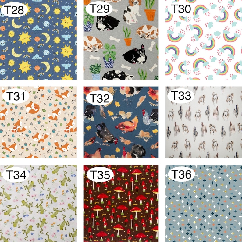 Peut inclure: Neuf &eacute;chantillons de tissu avec divers motifs. Les motifs comprennent des motifs c&eacute;lestes avec des lunes et des &eacute;toiles, des races de chiens, des arcs-en-ciel, des renards, des poulets, des chevaux, des champignons, des grenouilles et des formes g&eacute;om&eacute;triques. Chaque &eacute;chantillon est &eacute;tiquet&eacute; avec un "T" suivi d'un num&eacute;ro.