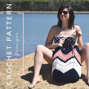 K&ouml;nnte beinhalten: Eine Frau sitzt auf einem Felsen an einem See, tr&auml;gt einen schwarz-wei&szlig;en Polka-Dot-Badeanzug und h&auml;lt eine gro&szlig;e geh&auml;kelte Tragetasche mit einem Chevron-Muster in Rosa, Wei&szlig; und Marineblau. Die Tasche hat einen Seilgriff. "CROCHET PATTERN Yarnigue" ist in Rosa auf wei&szlig;em Hintergrund geschrieben.