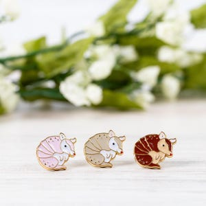 Joyería de esmalte "Dillo" con la barriga hacia arriba: aretes y collar de armadillo hechos a mano. Un bonito regalo texano.