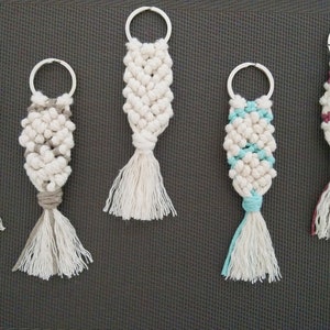 Llavero macrame, llavero boho, pequeña idea regalo, llavero crema, llavero hecho a mano