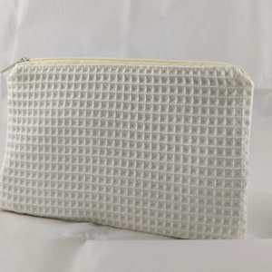 Cream cosmetic bag, light cosmetic bag, flat cosmetic bag, waffle-look cosmetic bag, flat toiletry bag, small cosmetic bag