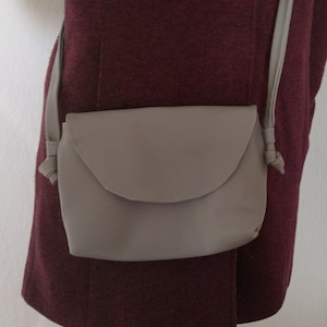 Borsa a tracolla in ecopelle grigia, borsa da sera grigia, borsa cucita da sé, borsa a tracolla di medie dimensioni, borsa a tracolla grigia, borsa in ecopelle