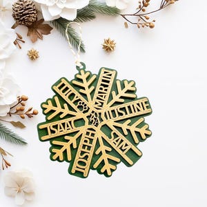 パーソナライズされたファミリースノーフレーク記念品2025、カスタム名前と年オーナメント、素朴な木製ホリデーデコレーションギフト
