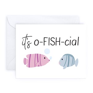 C'est officiel | Embrasser un poisson Fiançailles Future mariée Félicitations Félicitations Punny Carte de vœux