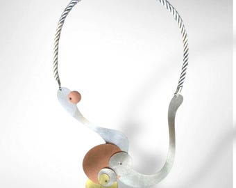 Colar FLOAT 2 Tri-Metal Bubble, peça marcante em alumínio, latão e cobre.