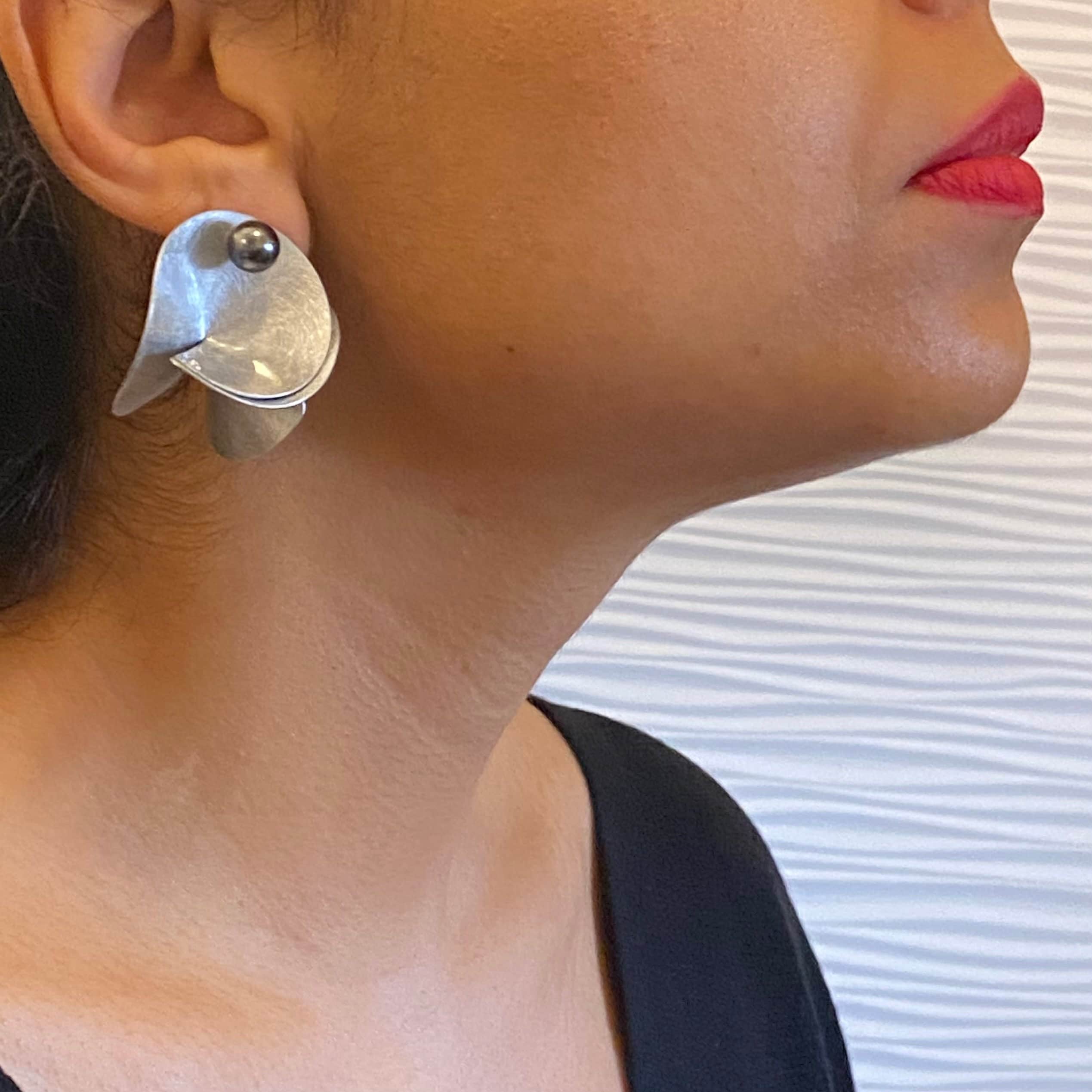Pearl 2 Side Earring 
