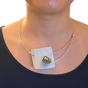 Naszyjnik metalowy DAWN Small Angular, mosiądz, aluminium lub miedź z perłą lub jadeitem