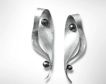 VIBE 2 Long Multi-Dimential Wavy Dangle Post Earrings from the SOUND Collection with Simulated Pearls
