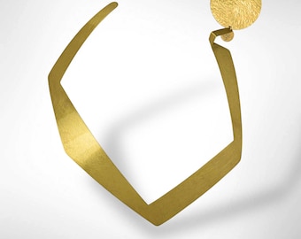 FIGURA | COMPARTILHAR 1 Penteado deslumbrante com colar abstrato simples