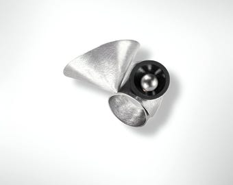VOLUME Elegant Cross Finger Comfortable Adjustable Ring from the SOUND Collection with Recycled Record Vinyl and Simulated Pearls