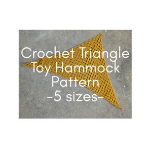Puede incluir: Patrón de hamaca triangular de ganchillo amarillo mostaza en cinco tamaños. El texto "Crochet Triangle Toy Hammock Pattern - 5 sizes-" se muestra en blanco sobre un fondo gris.