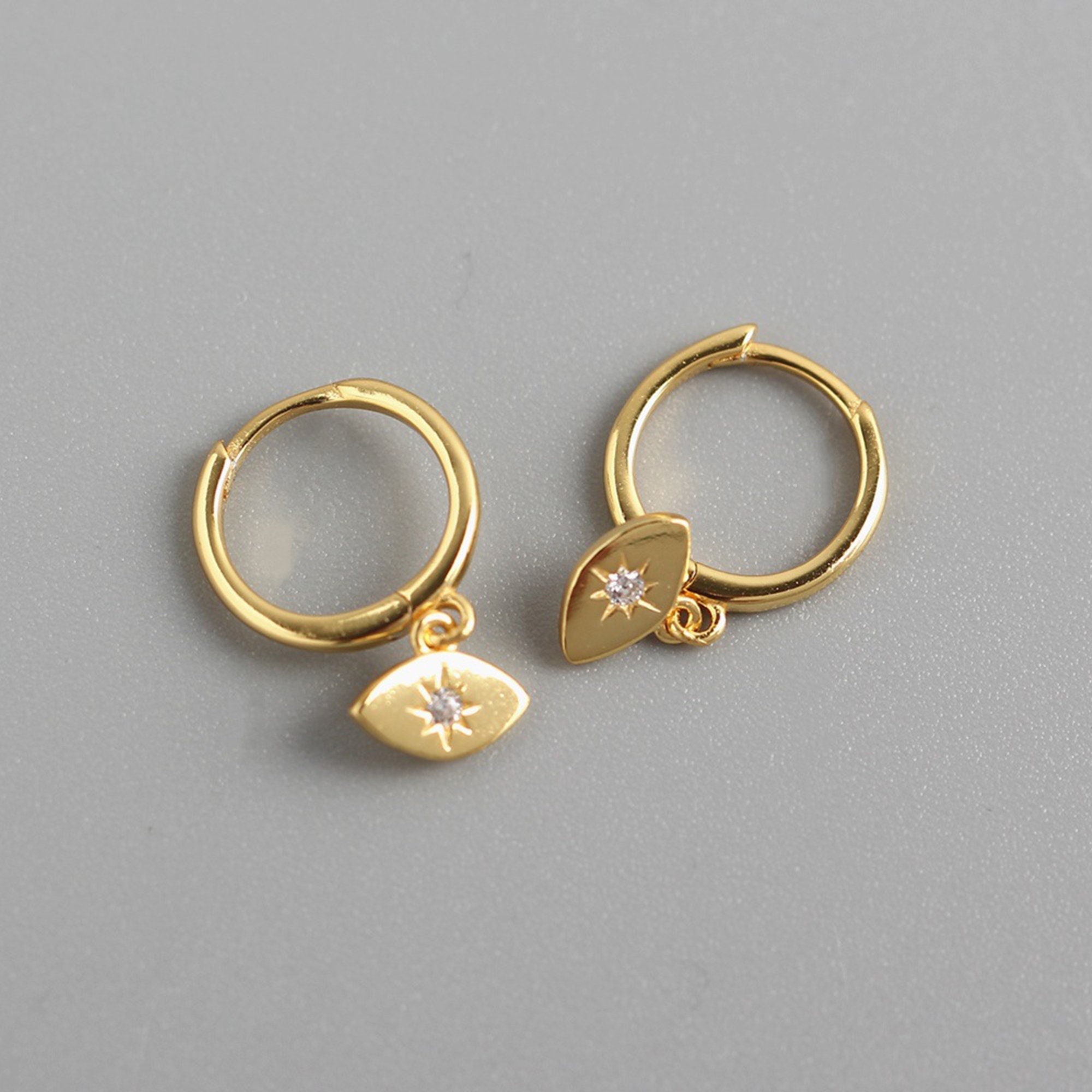 Icon Brand - Orecchini a cerchio con ciondoli a croce argento Icon Brand - Orecchini a cerchio con ciondoli a croce argento
