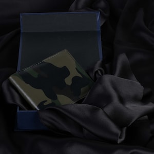 Cartera de hombre con estampado militar de camuflaje / Carteras de cuero sintético vegano brillante / Regalo del día del padre / Cartera de cuero de cocodrilo verde oliva militar