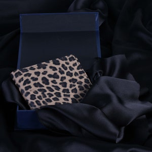 Cartera para hombre con estampado de leopardo Wilderness / Cartera de piel sintética vegana patentada / Regalo para el Día del Padre / Cartera de piel beige con estampado animal para hombre