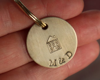 Personalisierte Hausmarke, personalisierter Schlüsselring, Messing-Monogrammscheibe, Anfangsanhänger, neues Zuhause, Schlüsselbund, Strumpffüller, Familienschlüssel