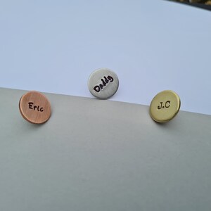 Personalisierter Push Pin, personalisierter Pushback Pin für Taschen, Revers, Name, Monogramm, lustiges Abzeichen, individuelles kleines Geschenk für Freunde und Unternehmen