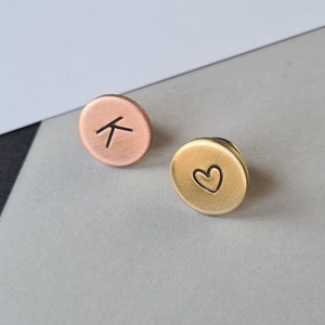 Initial Pin, Monogramm Pin für Taschen, Stocking Filler, Initial Revers, personalisiertes Abzeichen, individuelles kleines Geschenk für Freunde von Unternehmen